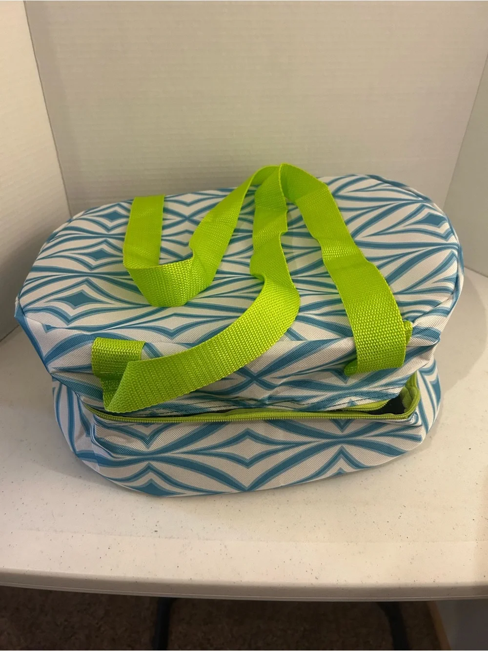 Insulated casserole Hot/Cold tote w/Lime Green Handles W/Extensions. 15”x12”x7”